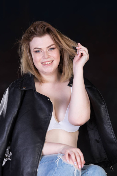 Beautiful curvy girl with blond hair and cheerful personality - Zdjęcie, obraz