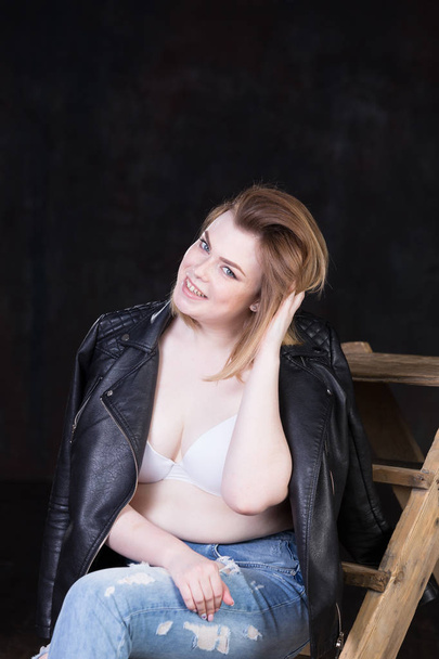 Beautiful curvy girl with blond hair and cheerful personality - 写真・画像