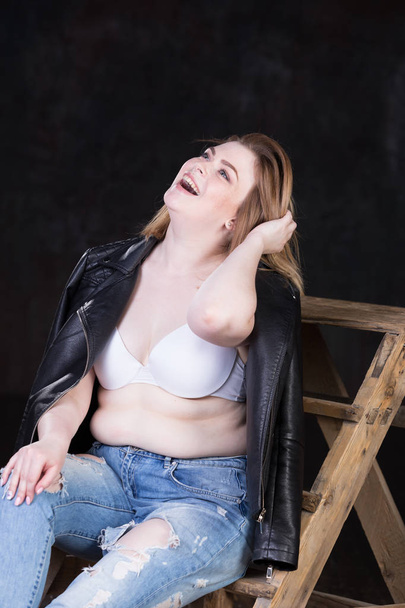 Beautiful curvy girl with blond hair and cheerful personality - Fotó, kép