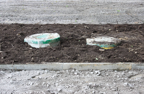 muovisäiliöt kaasuöljynsieppaaja haudattu maahan rakennettaessa pysäköintialue turistibusseille, Venäjä
. - Valokuva, kuva