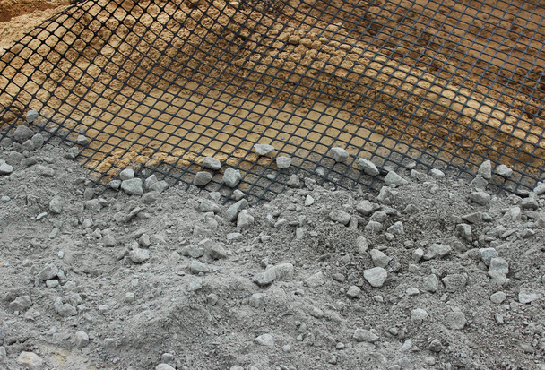 Rakentaminen Pysäköinti linja, jossa geomesh maaperään ennen asfaltin jalkakäytävä, Venäjä
 - Valokuva, kuva