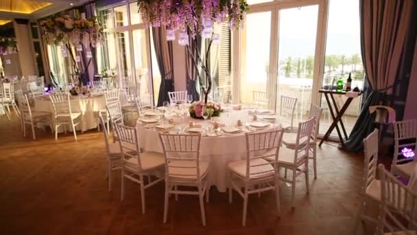 Az esküvői bankett asztal. Esküvői dekoráció. Esküvő-t - Felvétel, videó