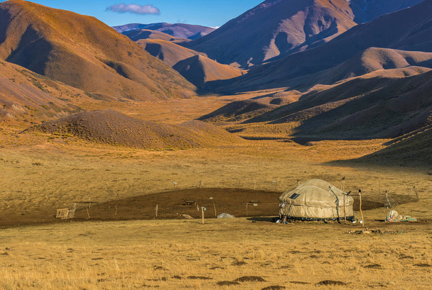 Urta liikuteltava talo Kazakstanin vuoristossa, Keski-Aasiassa
 - Valokuva, kuva
