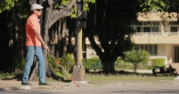 Slepý člověk přes ulici a chodí s holí - Záběry, video