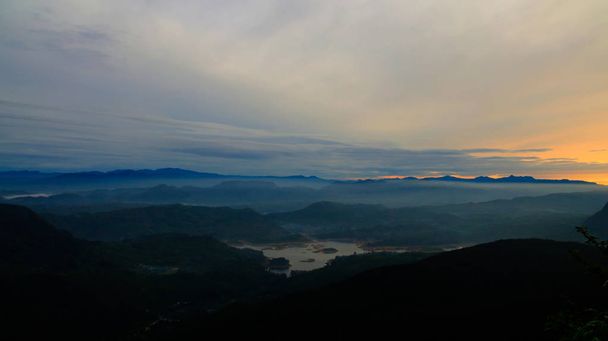 Sonnenaufgangslandschaft über dem adams peak aka sri-pada. sri-lanka - Foto, Bild