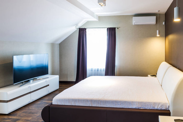 egy kényelmes ágyas szállodai szoba belseje  - Fotó, kép