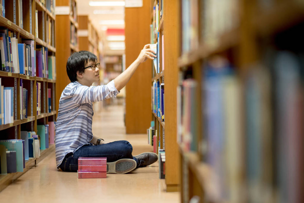 Jeune étudiant asiatique en bibliothèque
 - Photo, image