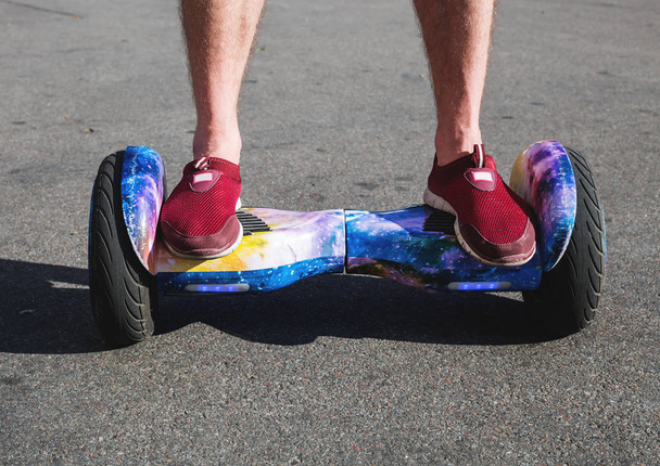 Hombre montando hoverboard, ciudad
 - Foto, imagen