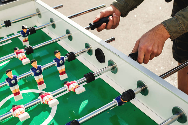 Άνθρωποι που παίζουν απολαμβάνοντας επιτραπέζιο ποδοσφαιράκι επιτραπέζιο ποδόσφαιρο παιχνίδι αναψυχής Le - Φωτογραφία, εικόνα