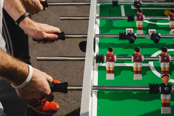 Άνθρωποι που παίζουν απολαμβάνοντας ποδόσφαιρο τραπέζι ποδόσφαιρο παιχνίδι αναψυχής Le - Φωτογραφία, εικόνα