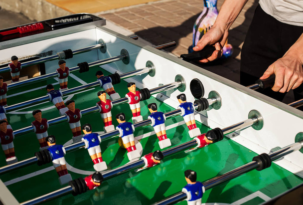Mensen spelen genieten van voetbal tabel Soccer Spel recreatie Le - Foto, afbeelding