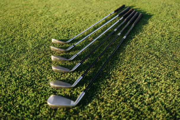 Golf clubs op gras - Foto, afbeelding