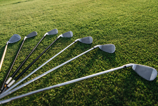 Golfschläger auf Gras - Foto, Bild