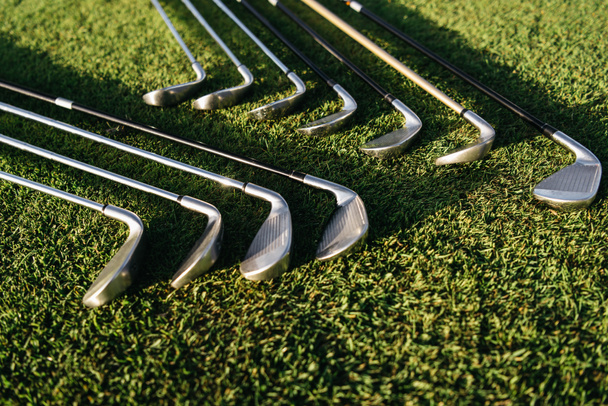 Golf clubs on grass - Foto, afbeelding