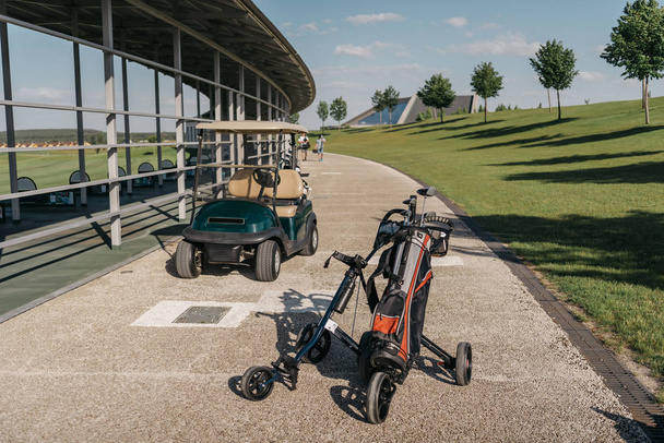 Chariot de golf et bois en sac
 - Photo, image