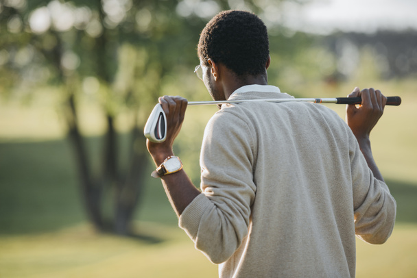 hombre afroamericano jugando al golf
  - Foto, imagen