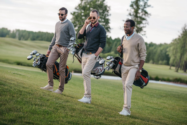 Golfeurs sur terrain de golf
  - Photo, image