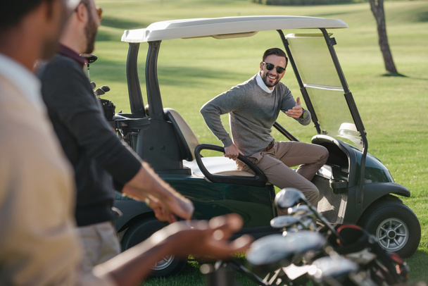 Golfistas en campo de golf
  - Foto, Imagen