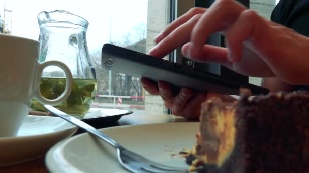 Um homem em um café e trabalha em um tablet
  - Filmagem, Vídeo