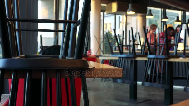 Primer plano en una silla sobre una mesa en un café
 - Imágenes, Vídeo