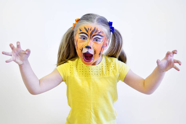 Αξιολάτρευτο κοριτσάκι ζωγραφισμένο σαν τίγρης από τον καλλιτέχνη - Φωτογραφία, εικόνα