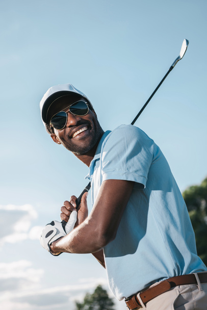 Człowiek grający w golfa  - Zdjęcie, obraz