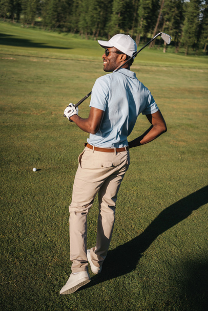 Uomo che gioca a golf
  - Foto, immagini