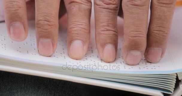 Hände eines blinden Mannes lesen Brailleschrift auf Buch - Filmmaterial, Video