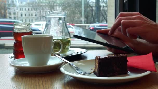 Un hombre en un café y trabaja en una tableta
  - Metraje, vídeo