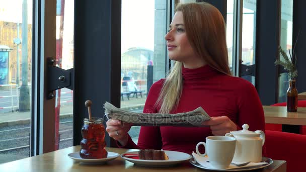 Frau im Café und liest Zeitung - Filmmaterial, Video