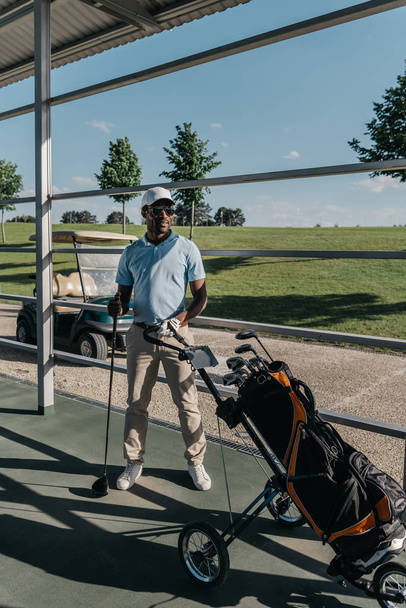 golf pelaaja golfmailalla
 - Valokuva, kuva