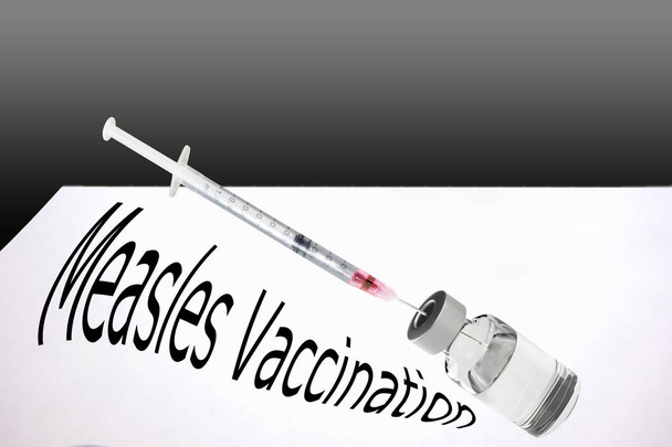 Strzykawka wypełniona jest szczepionka szczepienia przeciw odrze.       - Zdjęcie, obraz