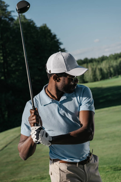 man playing golf - Foto, afbeelding