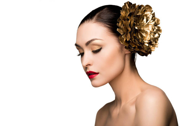 Dziewczyna z złoty kwiat we włosach  - Zdjęcie, obraz