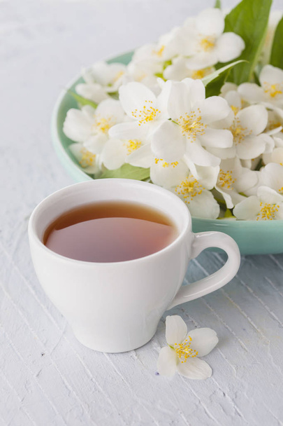 taza de té de hierbas con flores de jazmín
  - Foto, Imagen
