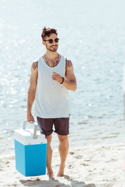 man holding cooler box - Φωτογραφία, εικόνα