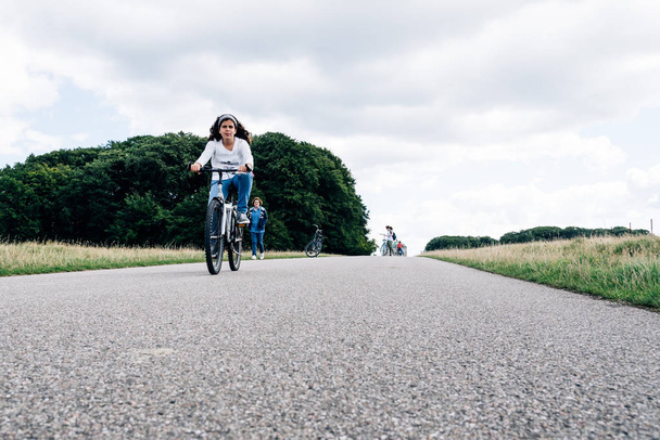 Mulher bonita andar de bicicleta em uma estrada rural no parque sagacidade
 - Foto, Imagem