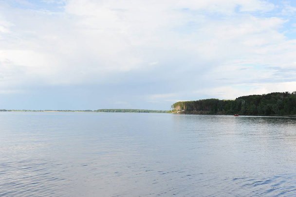 Водный пейзаж в летний ясный день. Голубое небо, облака. Далекие острова
 - Фото, изображение