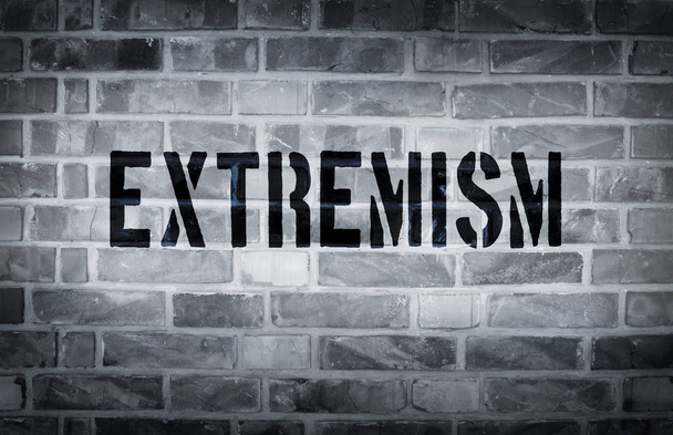 Extremisme stencil print op de witte muur van grunge - Foto, afbeelding