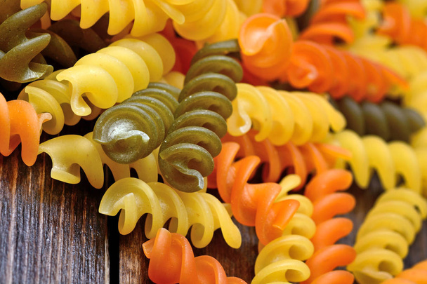 купа барвистих макаронних виробів на столі
 - Фото, зображення