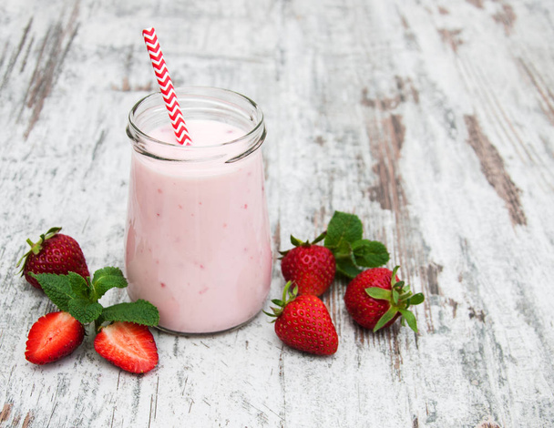Yogurt with strawberries - Foto, imagen