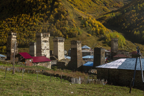 Σπίτια, τοπία και τους πύργους Svan της Ushguli. - Φωτογραφία, εικόνα