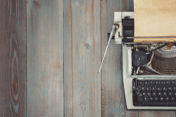 Стара друкарська машинка з папером
 - Фото, зображення