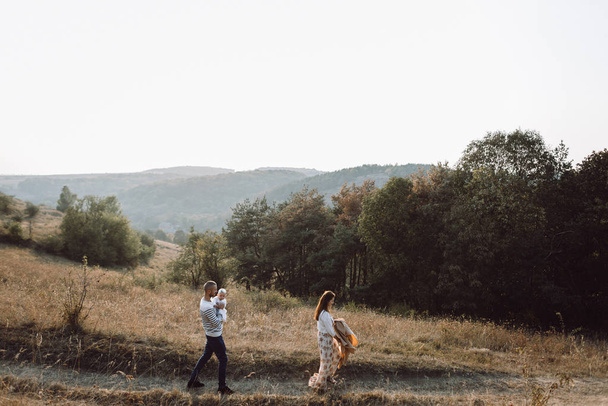 Jeune famille avec fille marchant dans les montagnes
 - Photo, image