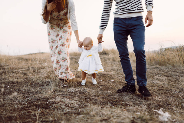 Família jovem com filha andando nas montanhas
 - Foto, Imagem