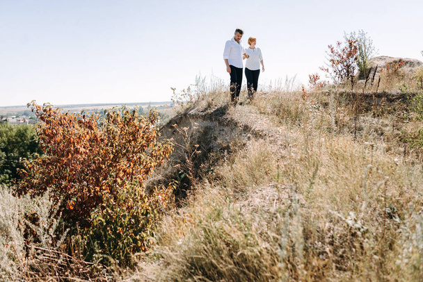 couple d'âge moyen marche près des falaises
 - Photo, image