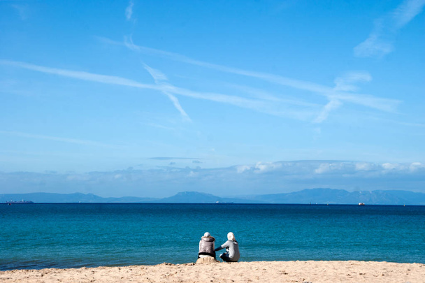 Gente mirando el horizonte en la playa
 - Foto, imagen