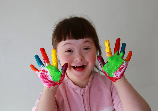 Linda niña con las manos pintadas
 - Foto, Imagen