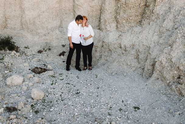 middle-aged couple walks near the cliffs - Foto, Imagen