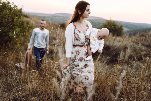 Молода сім'я з дочкою, що йде в гори
 - Фото, зображення
